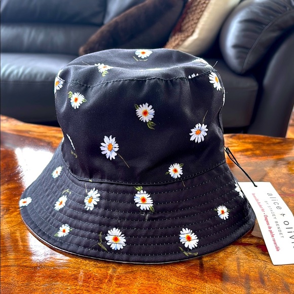 NWT Alice + Olivia bucket hat - Picture 1 of 4